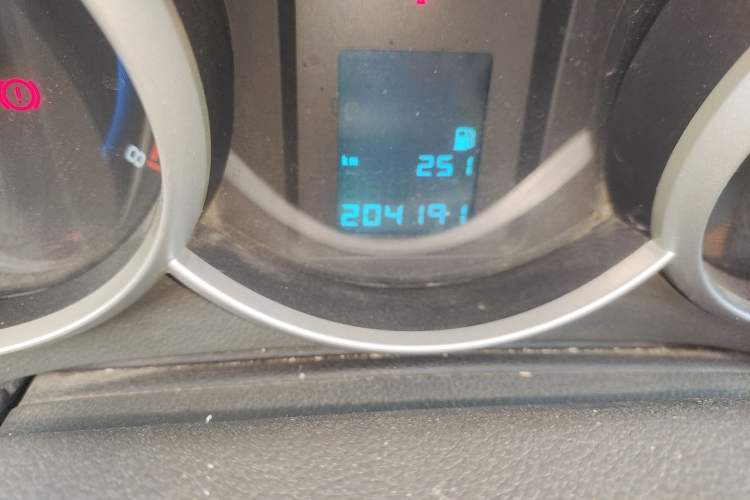 Used Chevrolet Cruze 2013 1.6L SE MT Odometer Close Up
