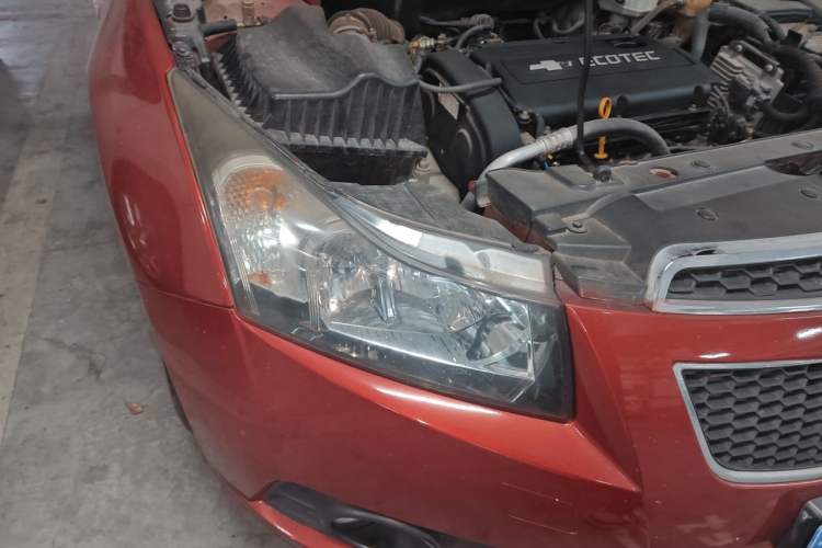 Used Chevrolet Cruze 2013 Hatchback 1.6L Manual Luxury Model Right Front Headlight