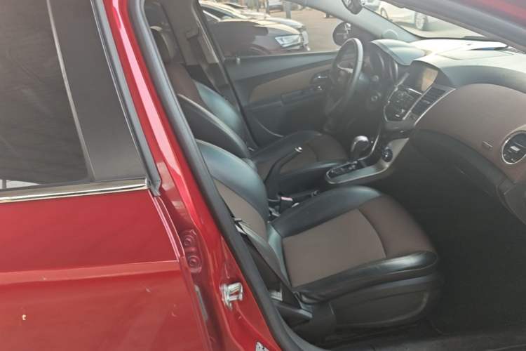 Used Chevrolet Cruze 2013 Hatchback 1.6L Automatic Luxury Model Right Front Seat