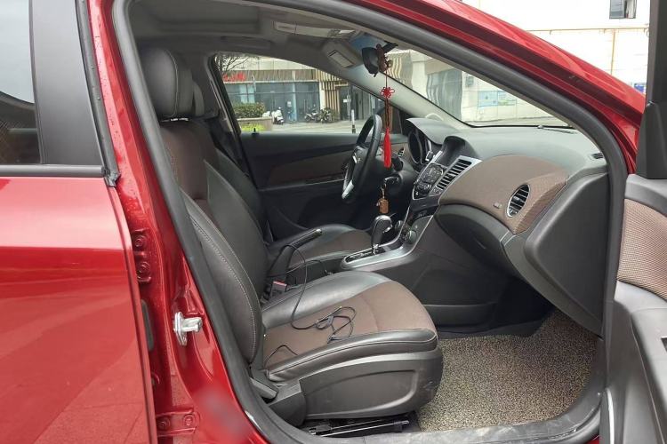 Used Chevrolet Cruze 2013 Hatchback 1.6L Automatic Luxury Model Right Front Seat