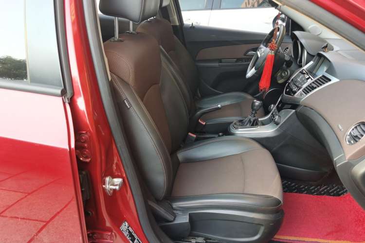 Used Chevrolet Cruze 2013 Hatchback 1.6L Manual Luxury Model Right Front Seat