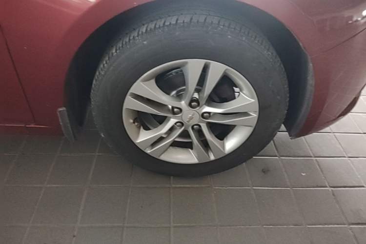 Used Chevrolet Cruze 2013 Hatchback 1.6L Manual Luxury Model Right Front Wheel Hub