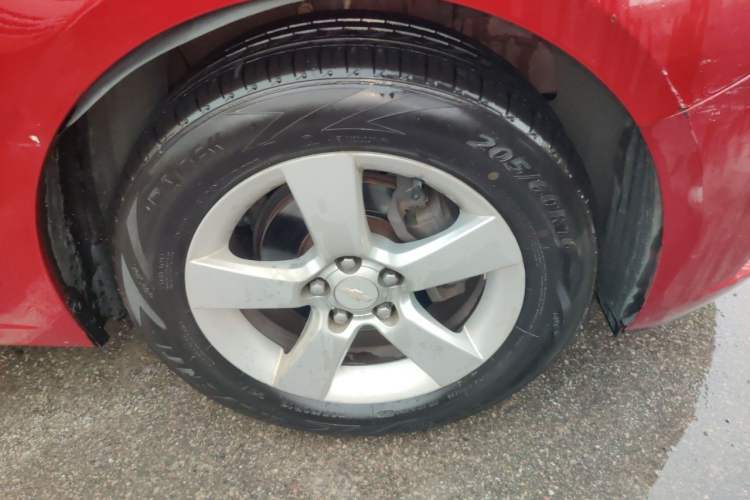 Used Chevrolet Cruze 2013 Hatchback 1.6L Manual Luxury Model Right Front Wheel Hub
