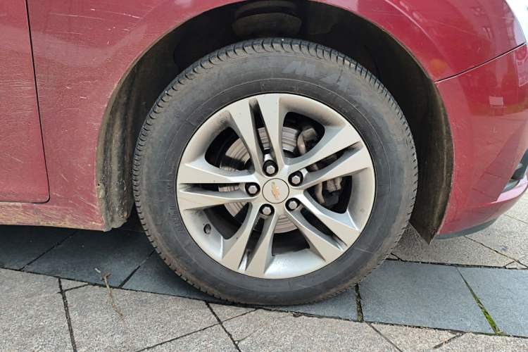 Used Chevrolet Cruze 2013 Hatchback 1.6L Manual Luxury Model Right Front Wheel Hub