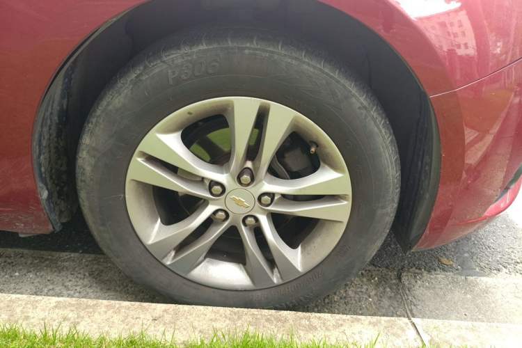 Used Chevrolet Cruze 2013 Hatchback 1.6L Manual Luxury Model Right Front Wheel Hub