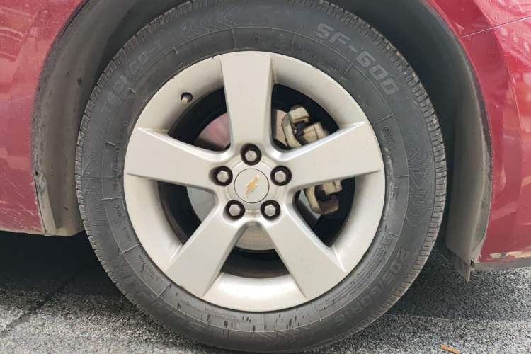 Used Chevrolet Cruze 2013 Hatchback 1.6L Manual Luxury Model Right Front Wheel Hub