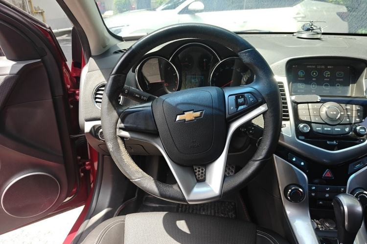 Used Chevrolet Cruze 2013 Hatchback 1.6T Automatic Flagship Model Steering Wheel