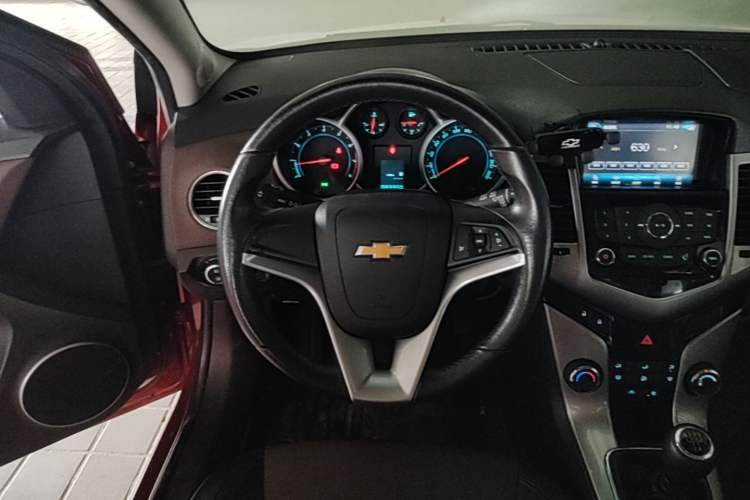 Used Chevrolet Cruze 2013 Hatchback 1.6L Manual Luxury Model Steering Wheel
