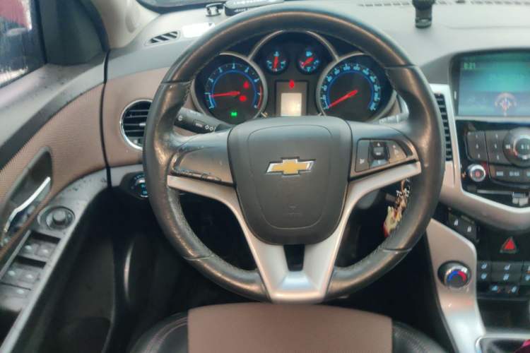 Used Chevrolet Cruze 2013 Hatchback 1.6L Manual Luxury Model Steering Wheel