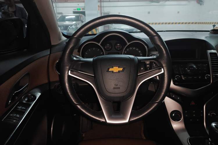 Used Chevrolet Cruze 2013 Hatchback 1.6L Manual Luxury Model Steering Wheel