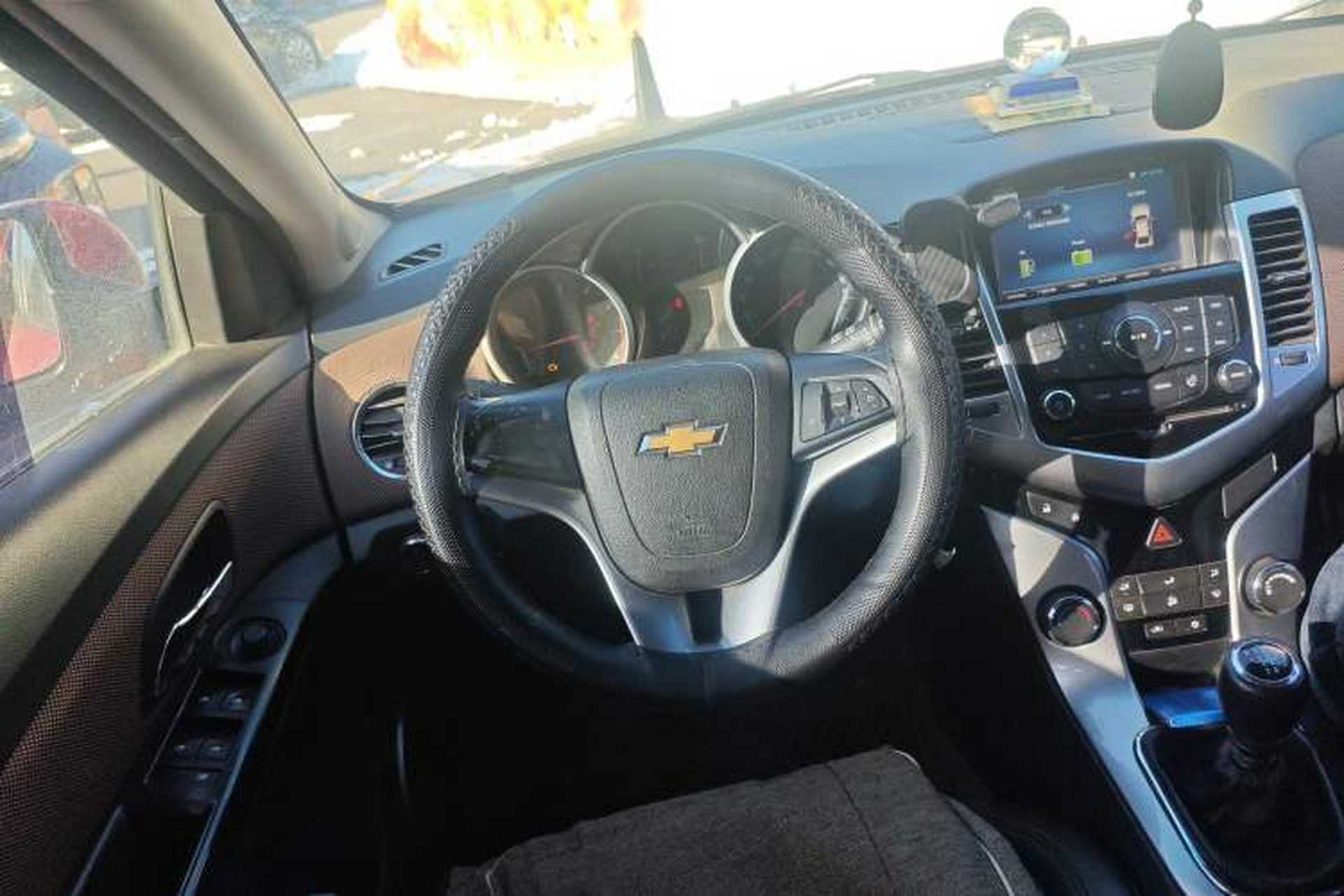Used Chevrolet Cruze 2013 Hatchback 1.6L Manual Luxury Model Steering Wheel