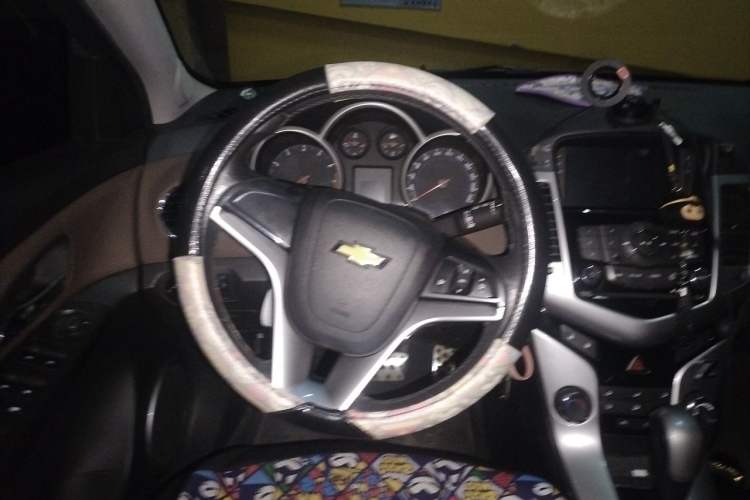 Used Chevrolet Cruze 2013 Hatchback 1.6L Automatic Luxury Model Steering Wheel