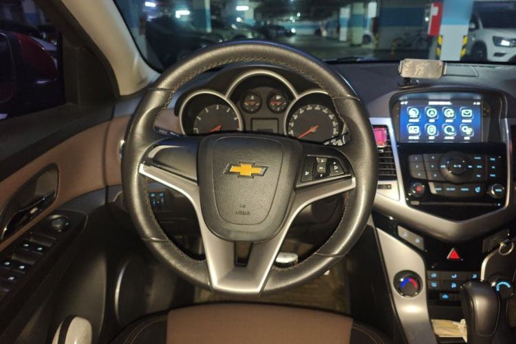 Used Chevrolet Cruze 2013 Hatchback 1.6L Automatic Luxury Model Steering Wheel