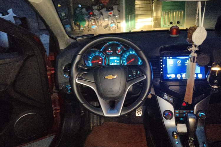 Used Chevrolet Cruze 2013 Hatchback 1.6T Automatic Flagship Model Steering Wheel