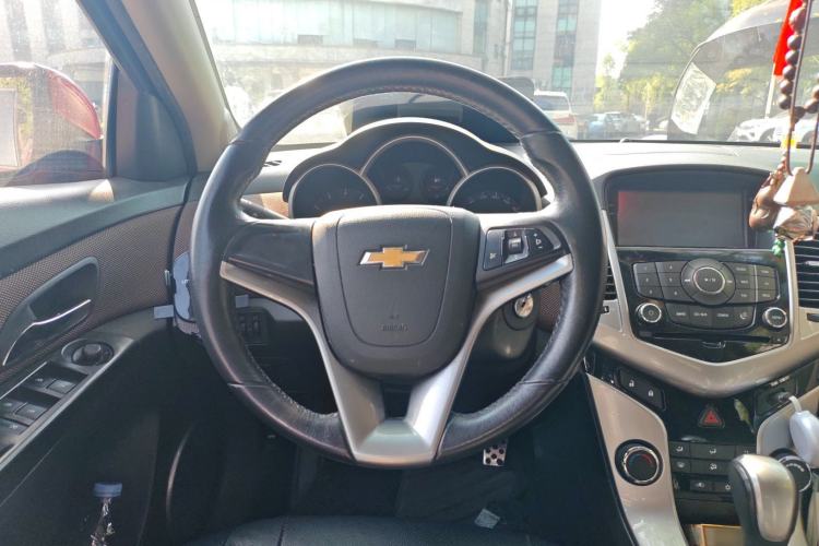 Used Chevrolet Cruze 2013 Hatchback 1.6L Automatic Luxury Model Steering Wheel
