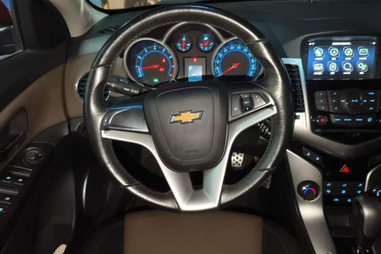 Used Chevrolet Cruze 2013 Hatchback 1.6L Automatic Luxury Model Steering Wheel