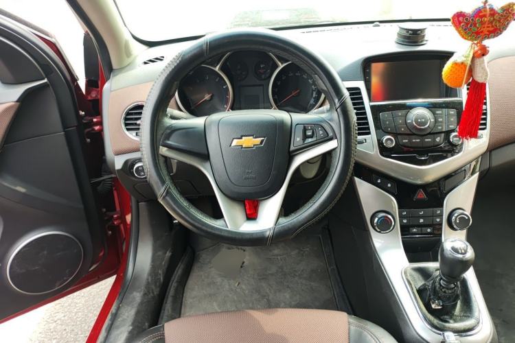 Used Chevrolet Cruze 2013 Hatchback 1.6L Manual Luxury Model Steering Wheel