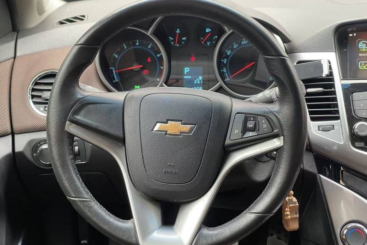 Used Chevrolet Cruze 2013 Hatchback 1.6L Automatic Luxury Model Steering Wheel