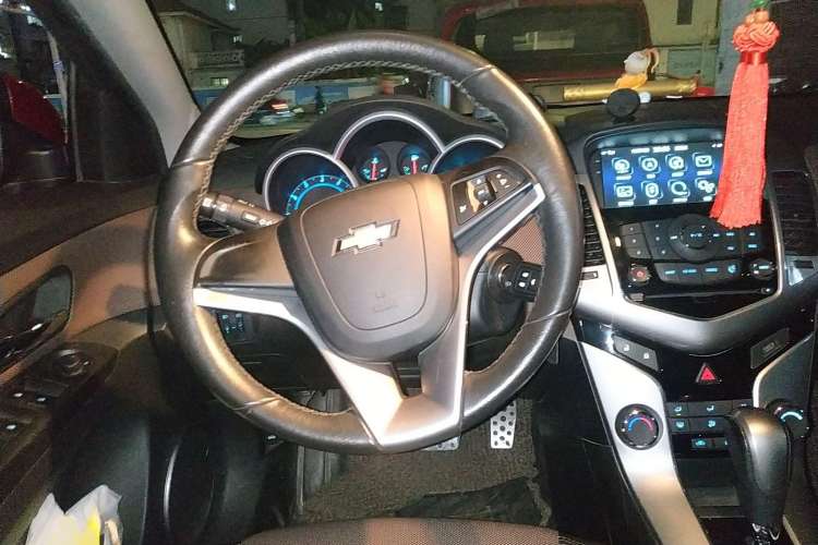 Used Chevrolet Cruze 2013 Hatchback 1.6L Automatic Luxury Model Steering Wheel