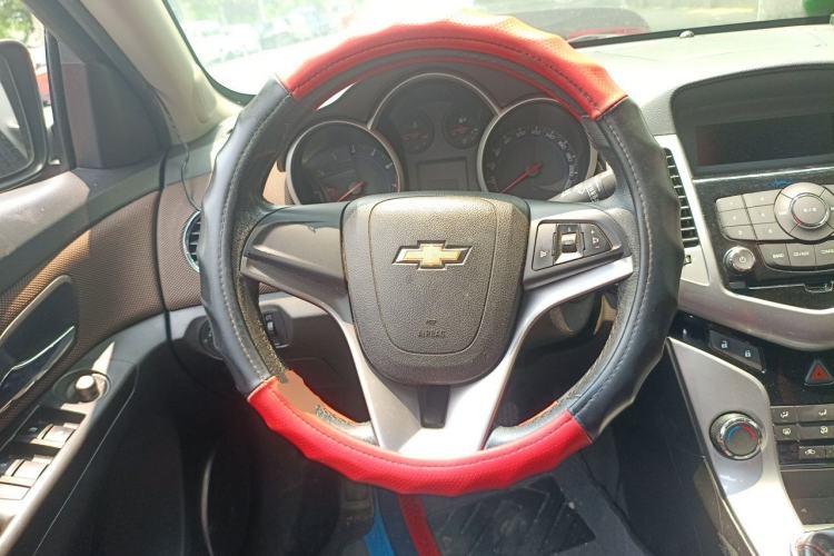 Used Chevrolet Cruze 2013 Hatchback 1.6L Manual Luxury Model Steering Wheel