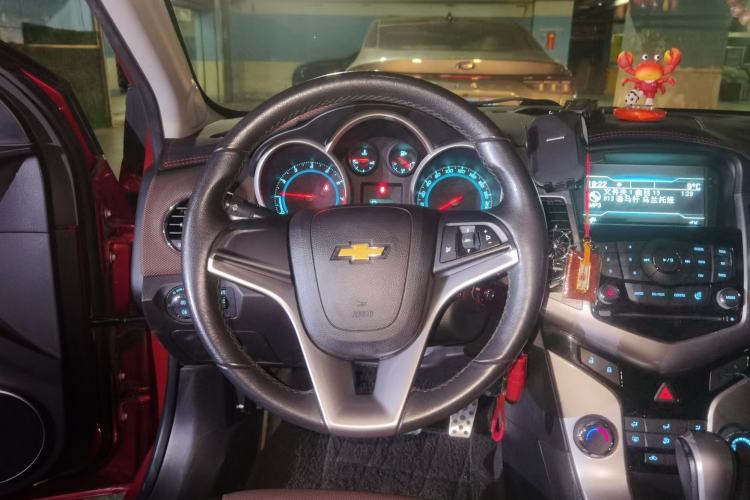 Used Chevrolet Cruze 2013 Hatchback 1.6L Automatic Luxury Model Steering Wheel