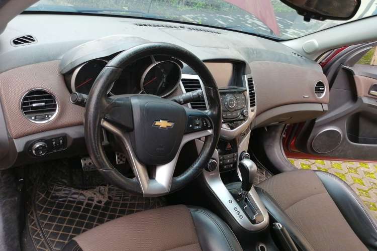 Used Chevrolet Cruze 2013 Hatchback 1.6L Automatic Luxury Model Steering Wheel