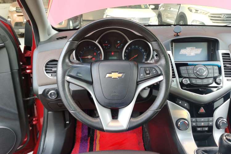 Used Chevrolet Cruze 2013 Hatchback 1.6L Manual Luxury Model Steering Wheel
