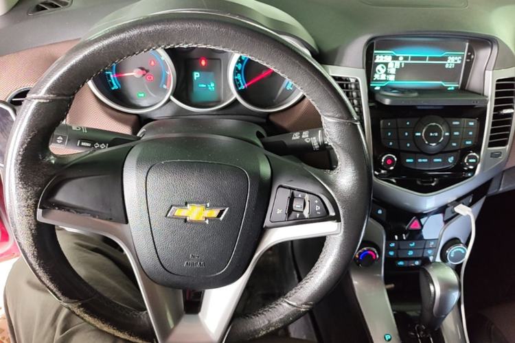 Used Chevrolet Cruze 2013 Hatchback 1.6L Automatic Luxury Model Steering Wheel