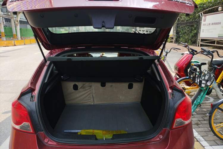 Used Chevrolet Cruze 2013 Hatchback 1.6L Automatic Luxury Model Trunk