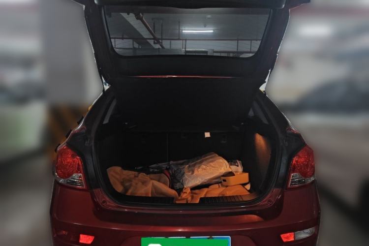 Used Chevrolet Cruze 2013 Hatchback 1.6L Manual Luxury Model Trunk