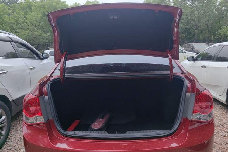 Used Chevrolet Cruze 2013 1.8L SE AT Trunk