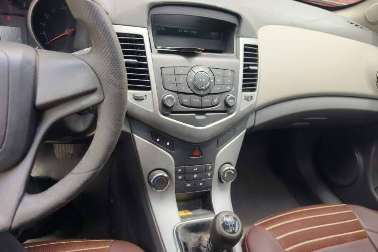 Used Chevrolet Cruze 2013 1.6L SL Sunroof Edition MT Audio And AC Panel