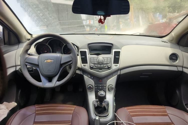 Used Chevrolet Cruze 2013 1.6L SL Sunroof Edition MT Center Console