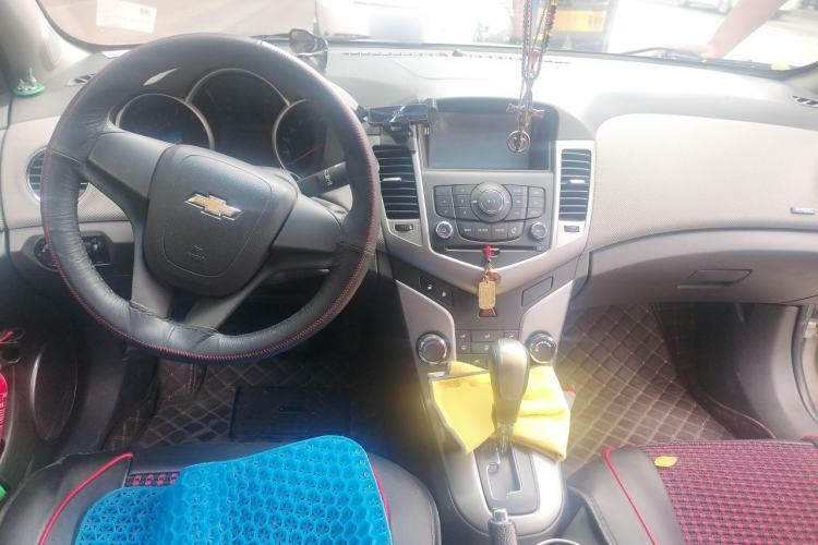 Used Chevrolet Cruze 2013 1.8L SE AT Center Console