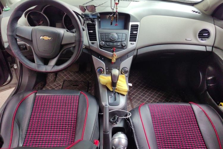 Used Chevrolet Cruze 2013 1.8L SE AT Center Console