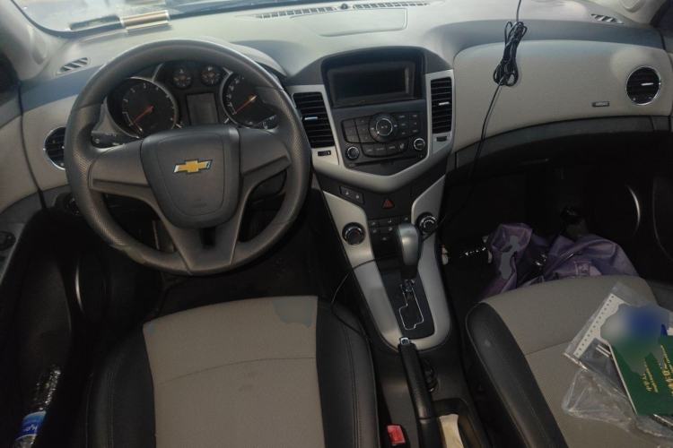 Used Chevrolet Cruze 2013 1.8L SE AT Center Console