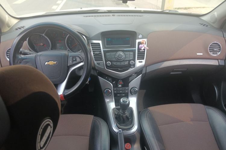 Used Chevrolet Cruze 2013 Hatchback 1.6L Manual Luxury Model Center Console