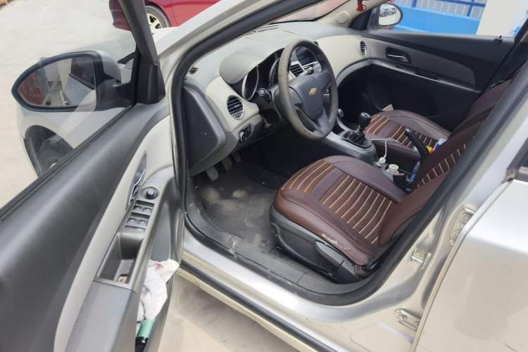 Used Chevrolet Cruze 2013 1.6L SL Sunroof Edition MT Driver Seat