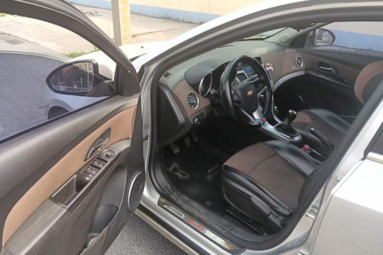 Used Chevrolet Cruze 2013 Hatchback 1.6L Manual Luxury Model Driver Seat