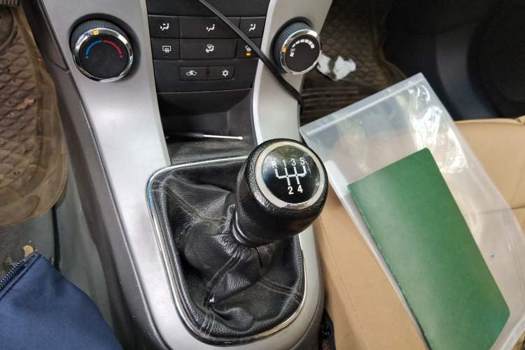 Used Chevrolet Cruze 2013 1.6L SL MT Gear Lever