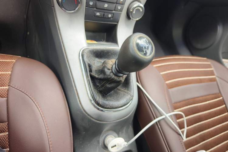 Used Chevrolet Cruze 2013 1.6L SL Sunroof Edition MT Gear Lever