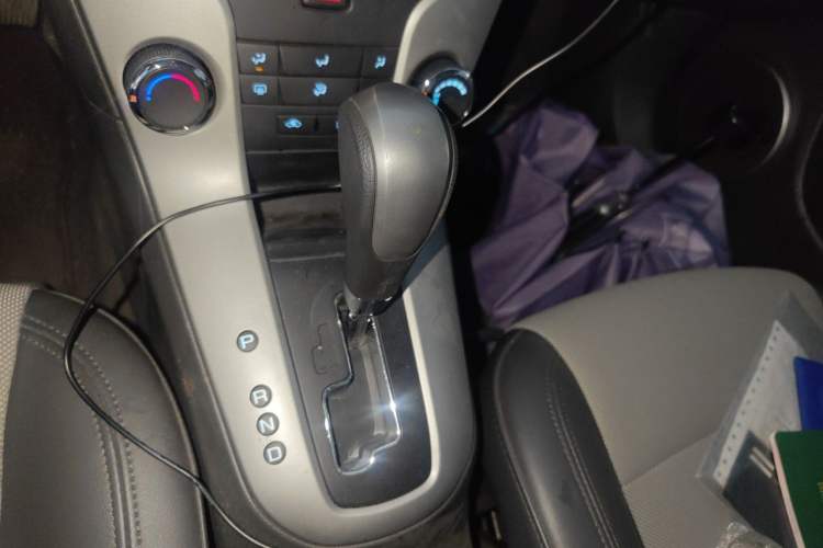 Used Chevrolet Cruze 2013 1.8L SE AT Gear Lever