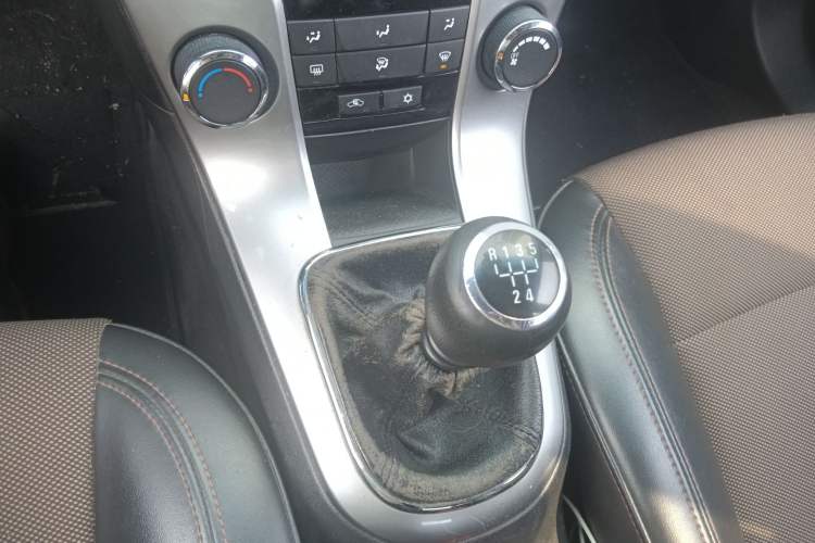 Used Chevrolet Cruze 2013 Hatchback 1.6L Manual Luxury Model Gear Lever