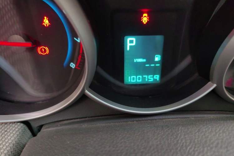 Used Chevrolet Cruze 2013 1.8L SE AT Odometer Close Up