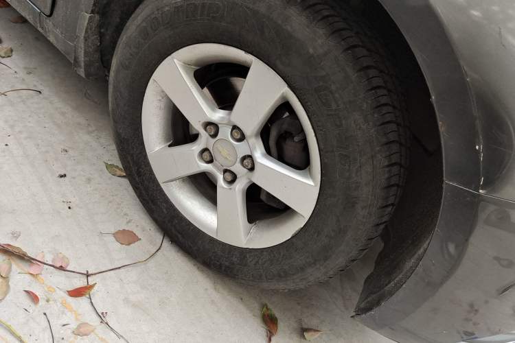 Used Chevrolet Cruze 2013 1.6L SL MT Right Front Wheel Hub