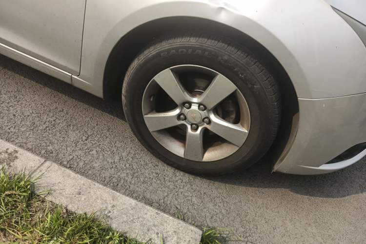 Used Chevrolet Cruze 2013 Hatchback 1.6L Manual Luxury Model Right Front Wheel Hub