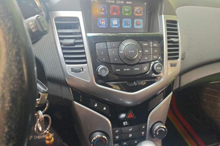 Used Chevrolet Cruze 2013 Hatchback 1.6T Automatic Flagship Model Audio And AC Panel