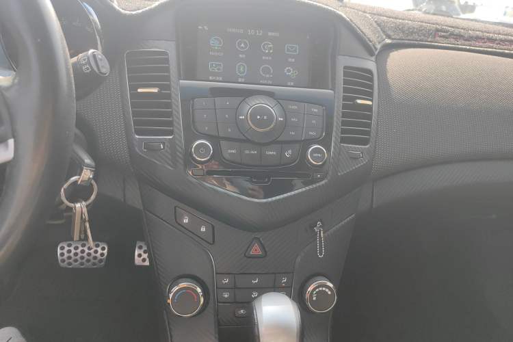 Used Chevrolet Cruze 2013 Hatchback 1.6T Automatic Flagship Model Audio And AC Panel