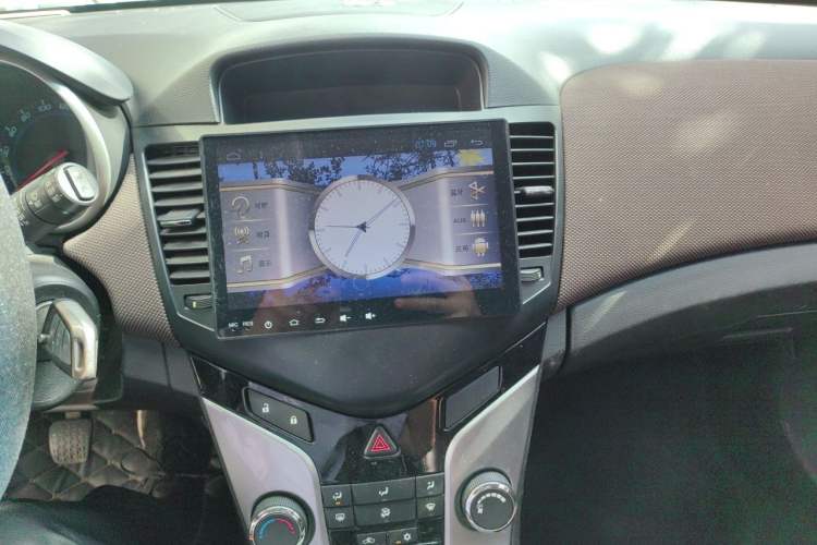 Used Chevrolet Cruze 2013 Hatchback 1.6L Manual Luxury Model Audio And AC Panel