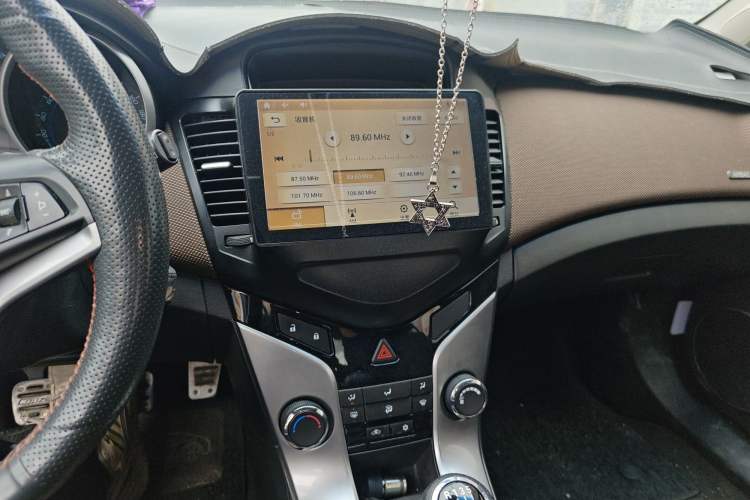 Used Chevrolet Cruze 2013 Hatchback 1.6L Manual Luxury Model Audio And AC Panel